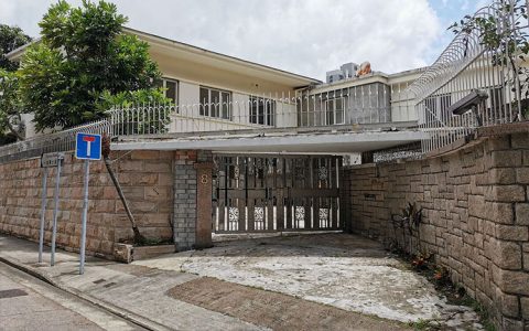 Hong Kong Mansion Sells at 60% of Brokers' Estimate 